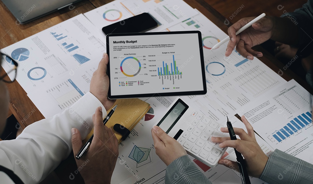 Encontro de consultores de negócios asiáticos para analisar e discutir a situação