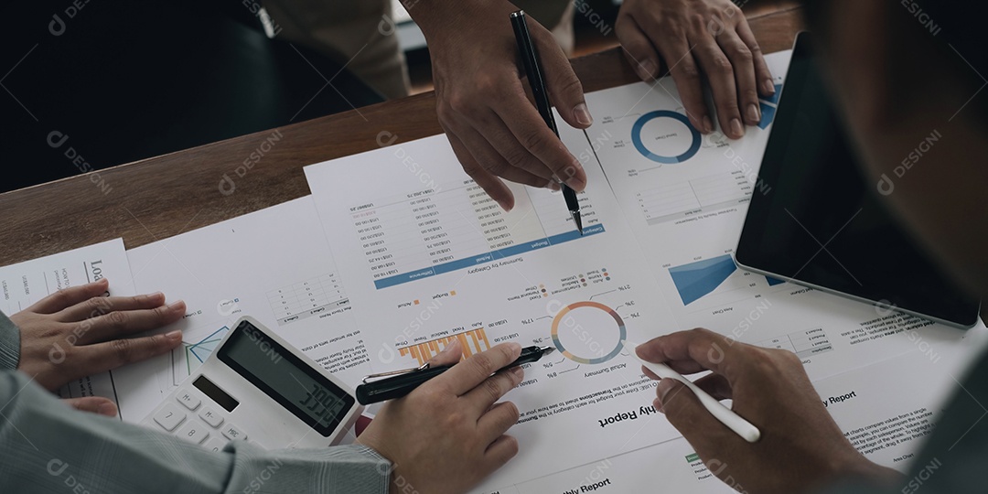 Conceito de reunião Mãos da equipe de negócios trabalhando com financeiro