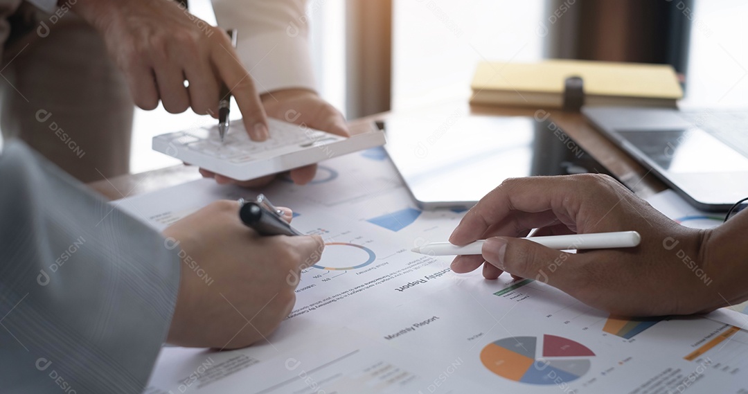 Equipe de negócios fazendo brainstorming e discutindo com dados financeiros