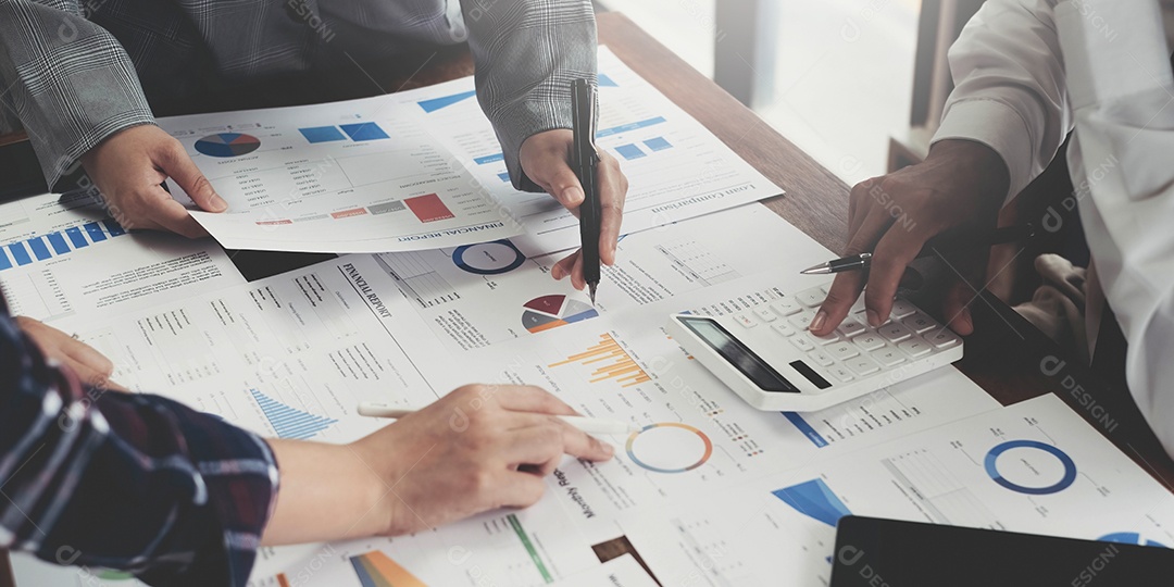 Conceito de reunião Mãos da equipe de negócios trabalhando com financeiro