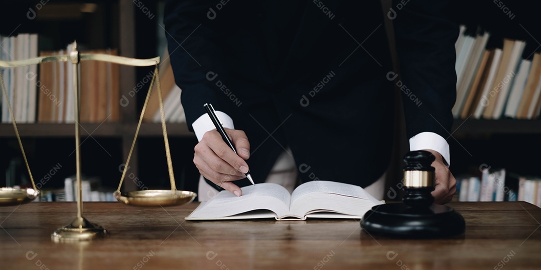 Conceito de justiça e direito Juiz masculino em um tribunal na mesa de madeira