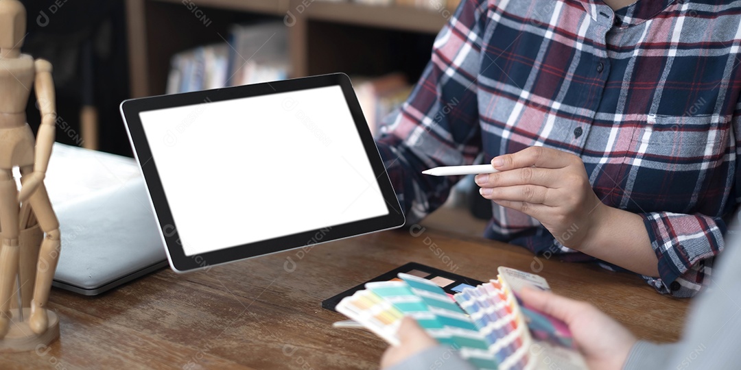 Trabalho em equipe de designers criativos trabalhando em novo projeto e escolha