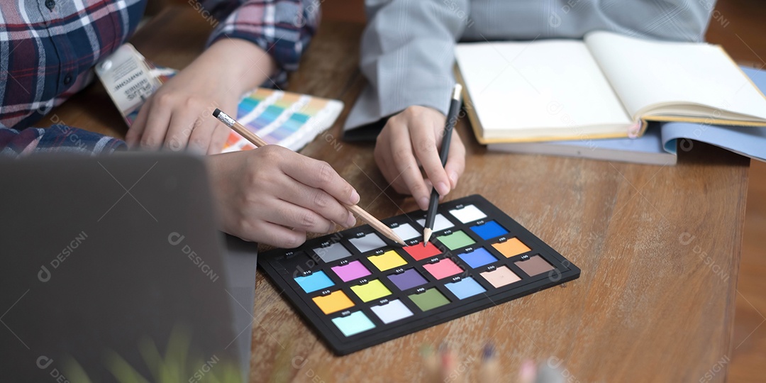 Equipe Web designer trabalhando desenhando algo no computador gráfico