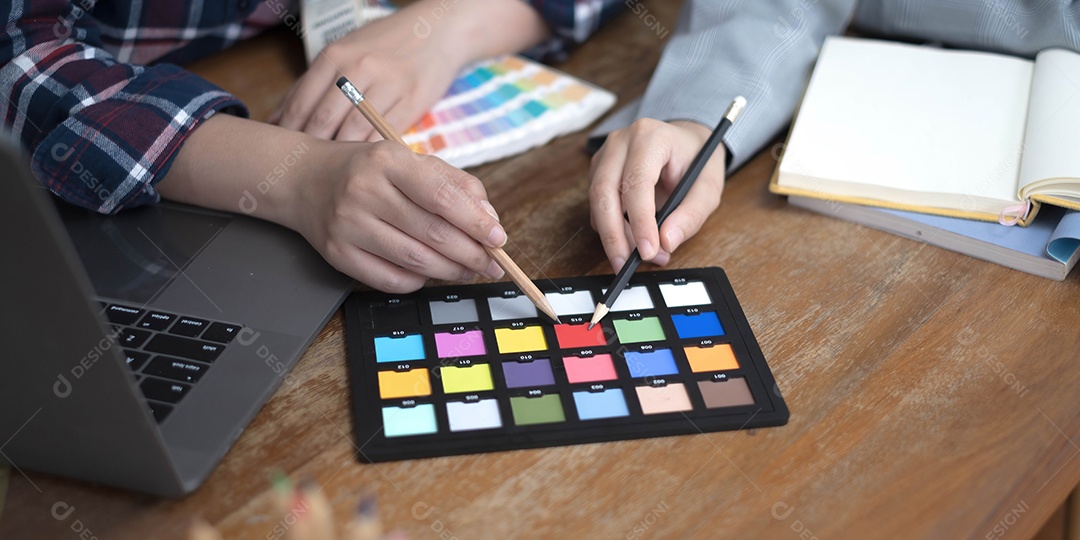 Equipe Web designer trabalhando desenhando algo no computador gráfico