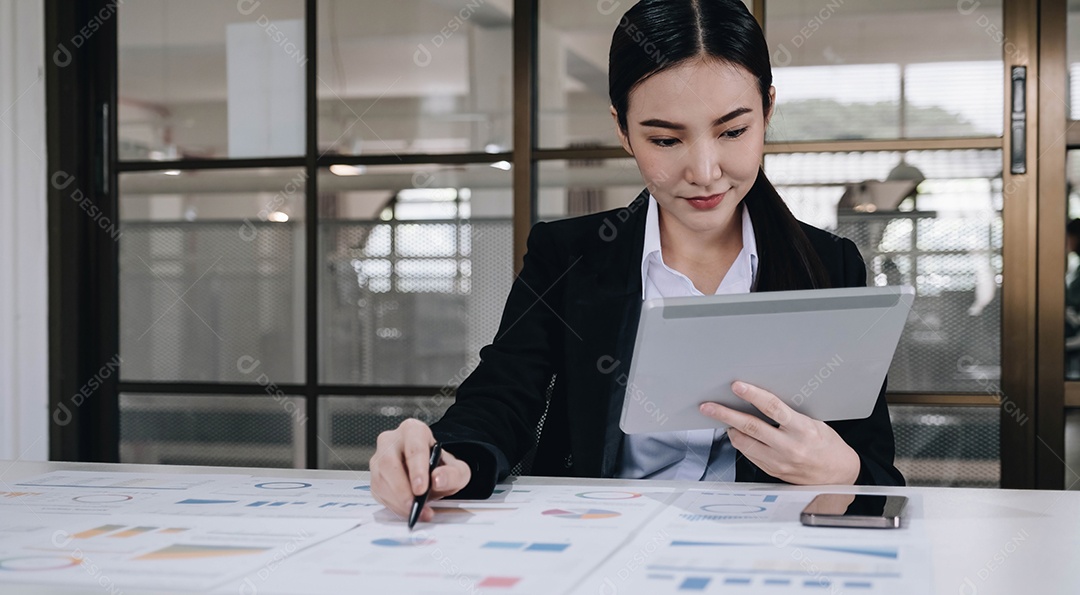 Atraente e charmosa jovem empresária asiática ou financeira