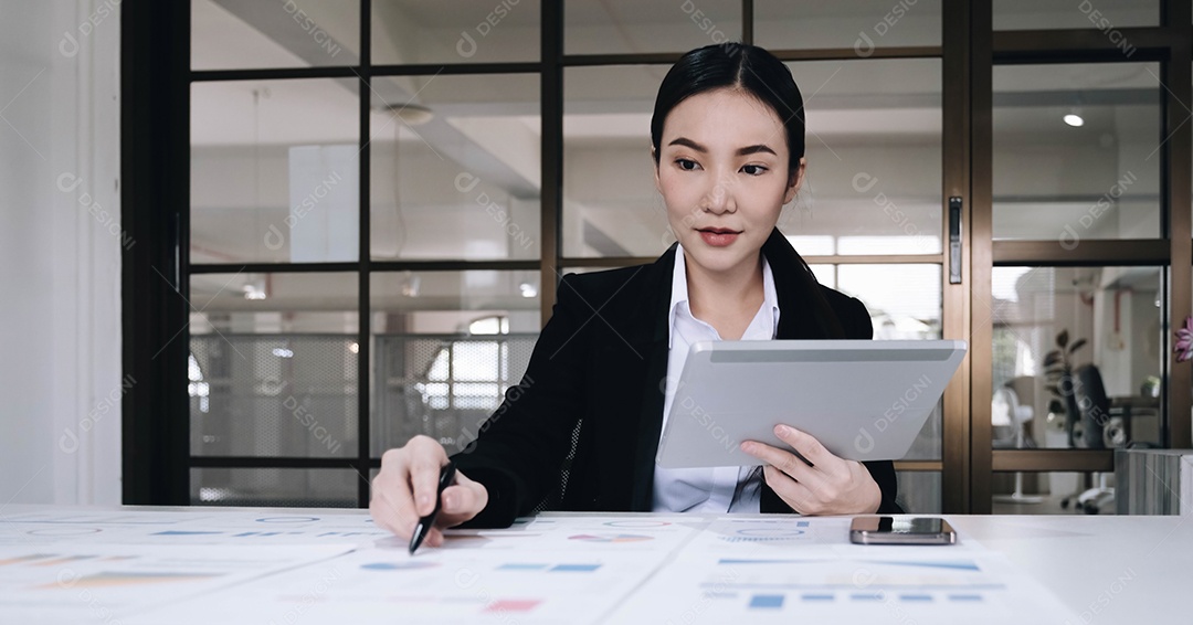 Atraente e charmosa jovem empresária asiática ou financeira