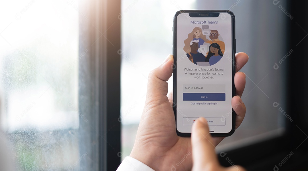 Um funcionário trabalhando em casa está baixando a plataforma social Microsoft Teams