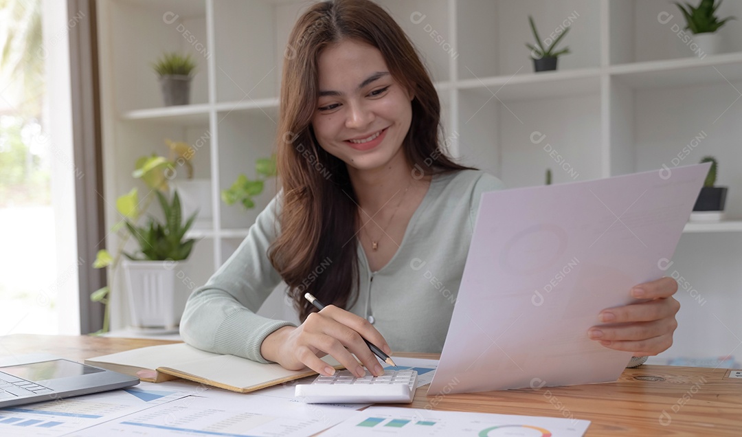 Empresária asiática trabalhando no escritório com documentos de trabalho