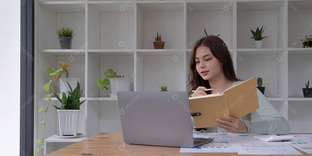 Aluna concentrada ocupada estudando usando laptop