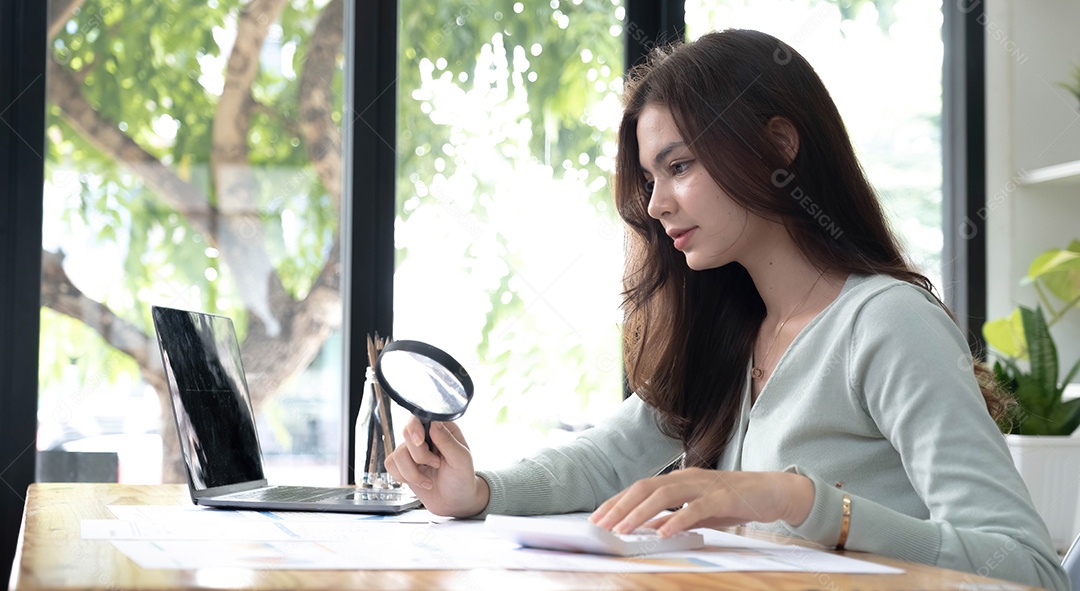 Inspetor fiscal e auditor financeiro olhando através da ampliação