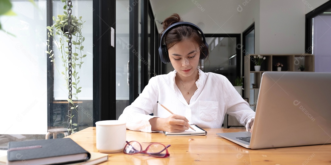 Aula on-line do aluno aprendendo usando computador portátil