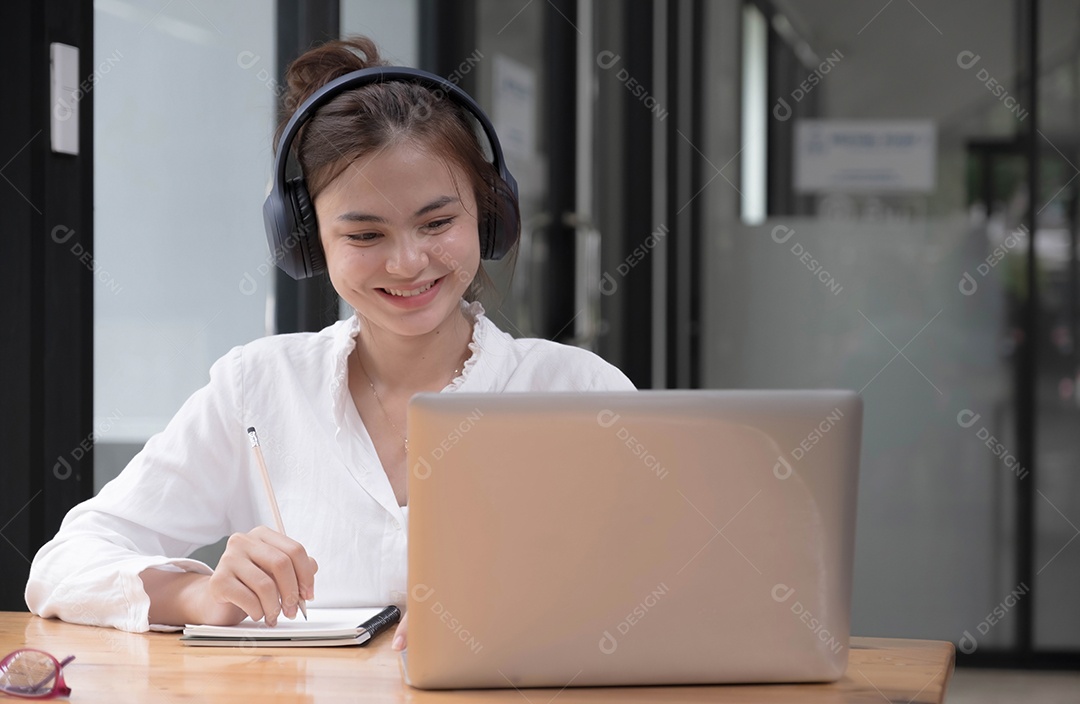 Aula on-line do aluno aprendendo usando computador portátil