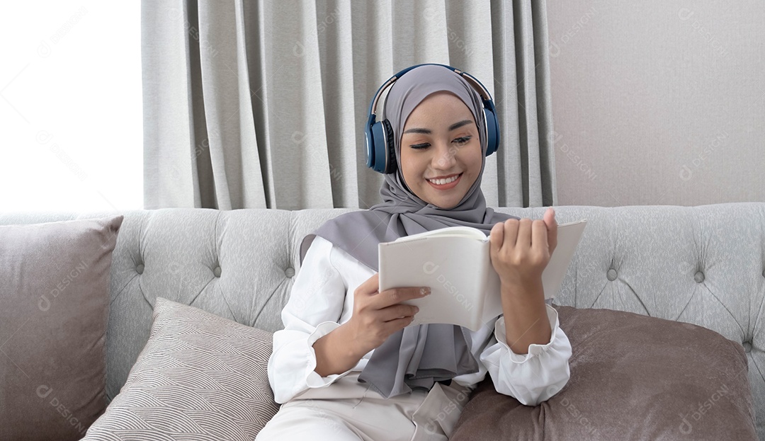 Encantadora jovem muçulmana asiática usando hijab e fones de ouvido