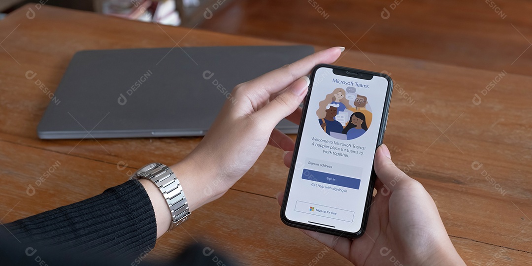 Um funcionário trabalhando em casa está baixando a plataforma social Microsoft Teams