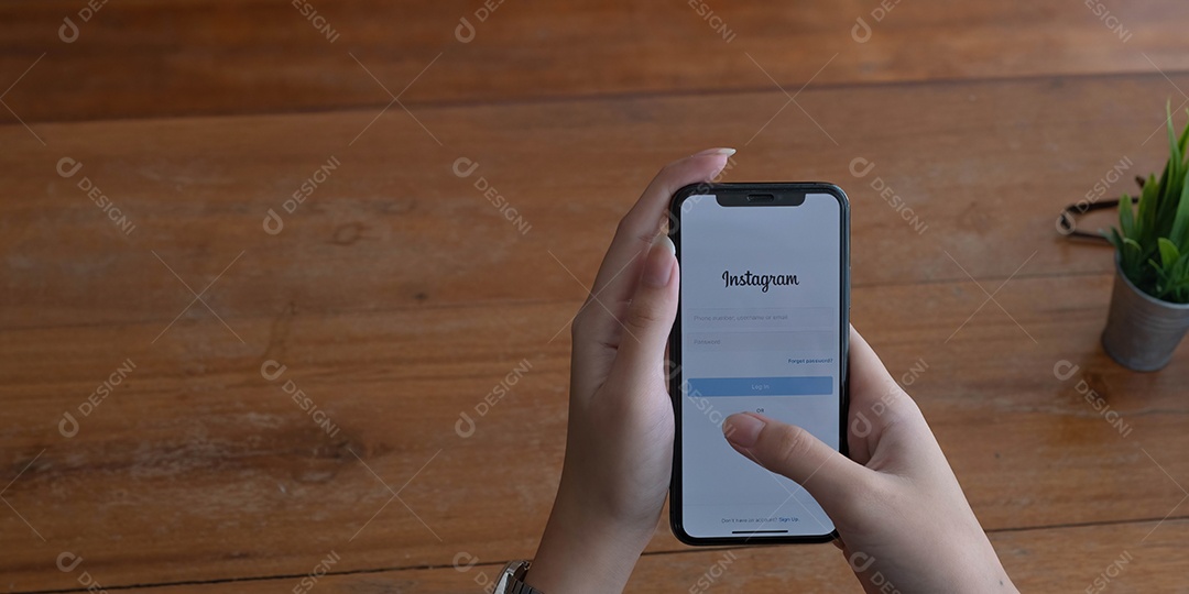 Uma mulher segura o Apple iPhone X com o aplicativo Instagram na tela