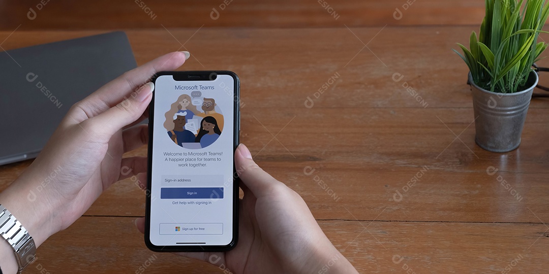 Um funcionário trabalhando em casa está baixando a plataforma social Microsoft Teams