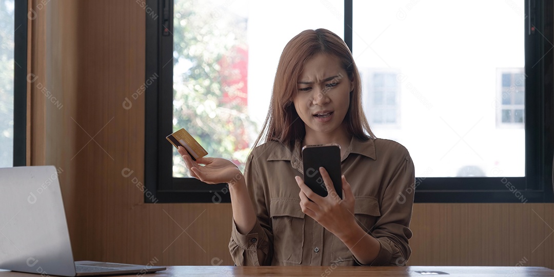 Uma jovem asiática séria reclamando de seus problemas de cartão de crédito