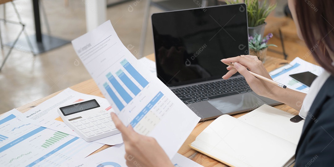 Atraente funcionária de marketing asiática trabalhando remotamente