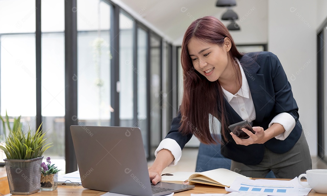 Empresária asiática milenar bem-sucedida trabalhando