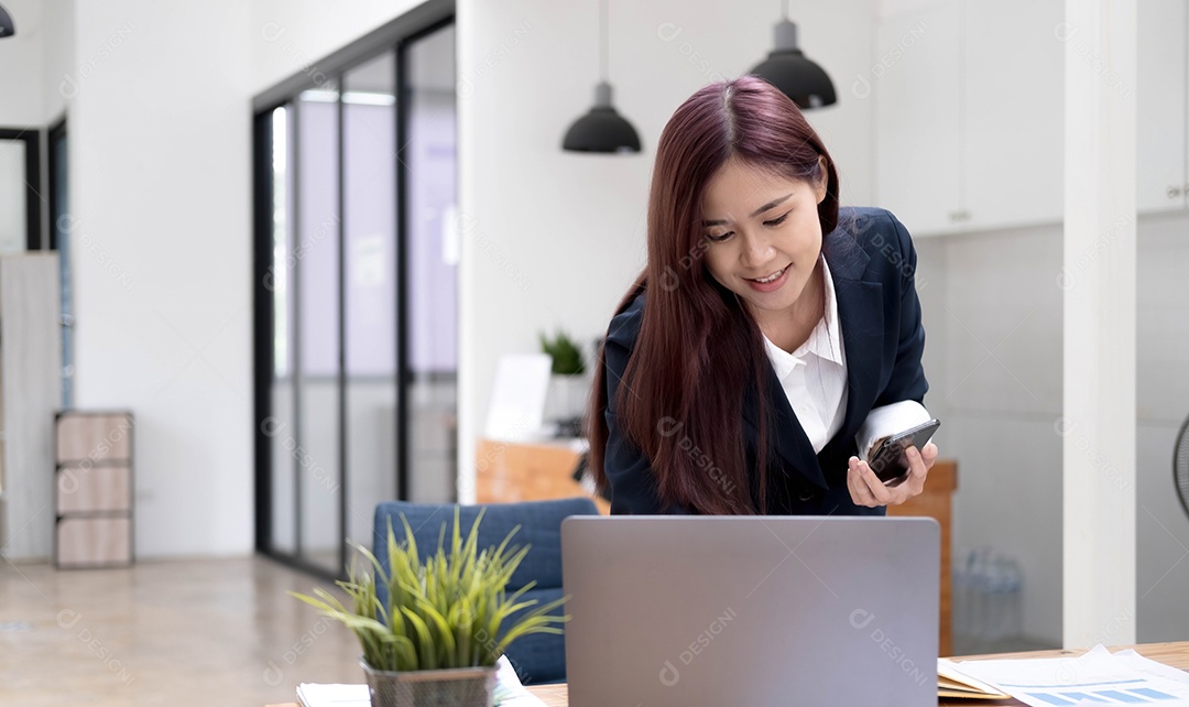 Empresária asiática milenar bem-sucedida trabalhando