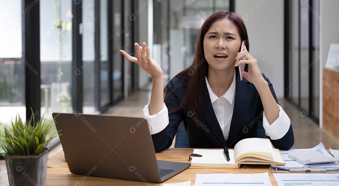 Empresária asiática estressada ou gerente de marketing feminina discutindo