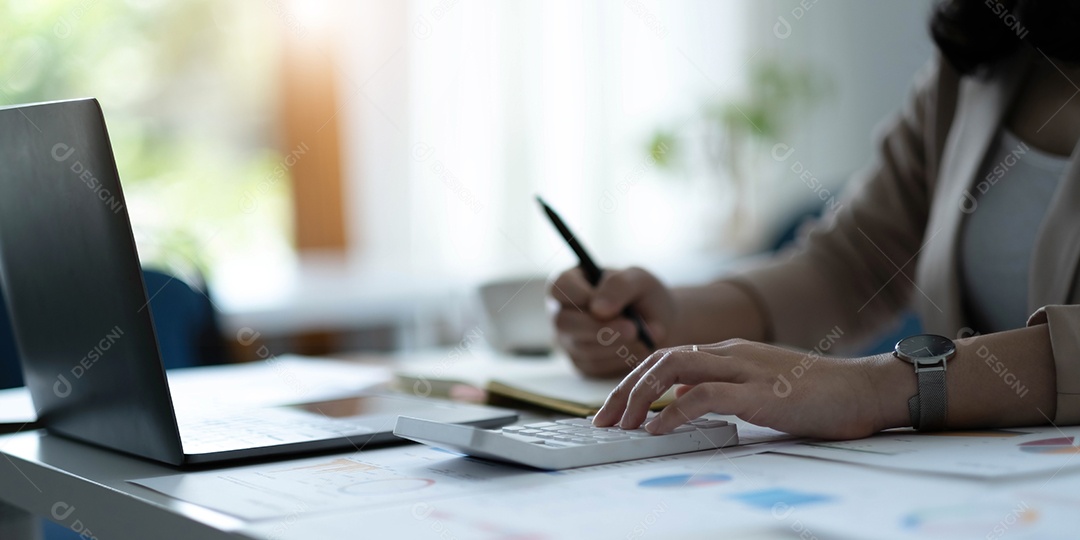 Mulher de negócios usando calculadora e laptop para fazer matemática
