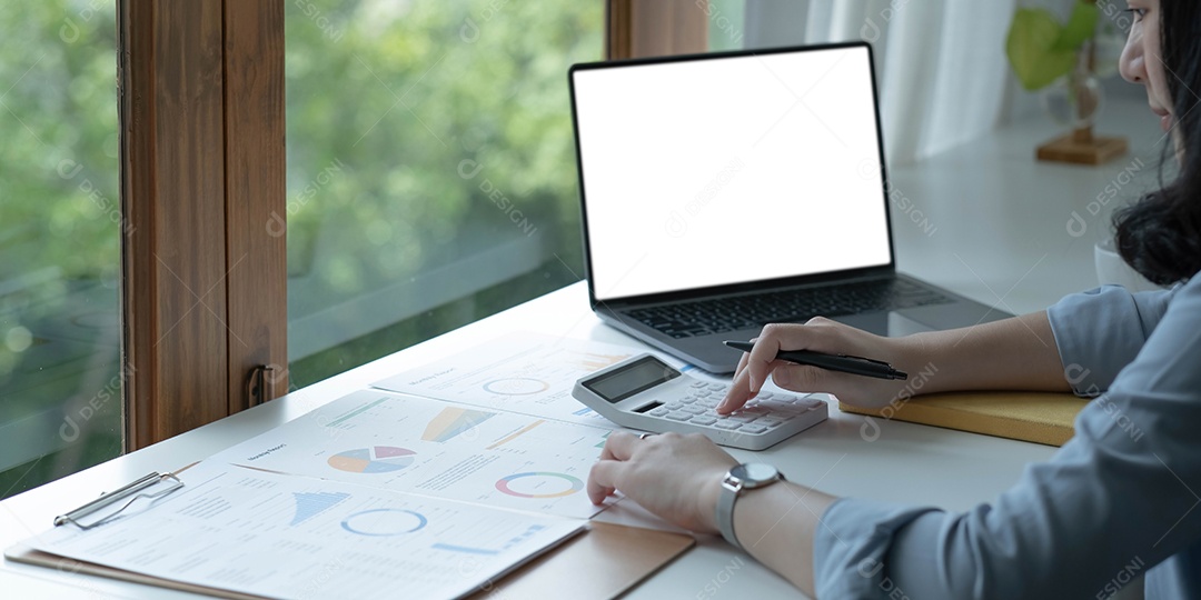 Mulher de negócios usando calculadora e laptop para fazer matemática