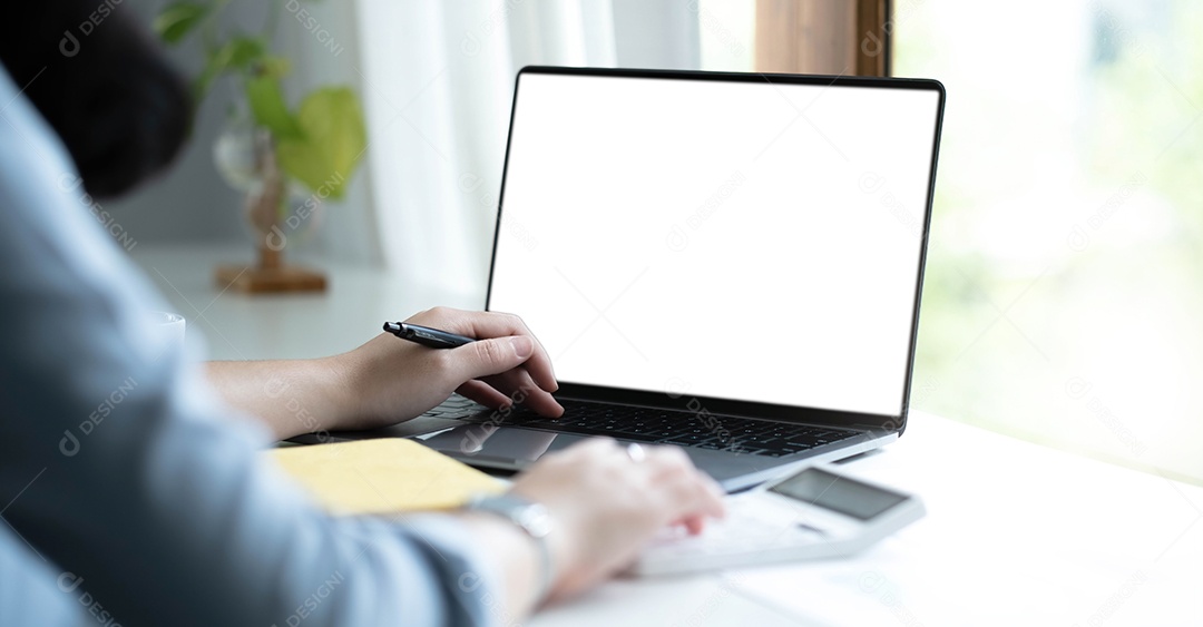 Imagem de maquete de uma mulher usando laptop com tela branca em branco