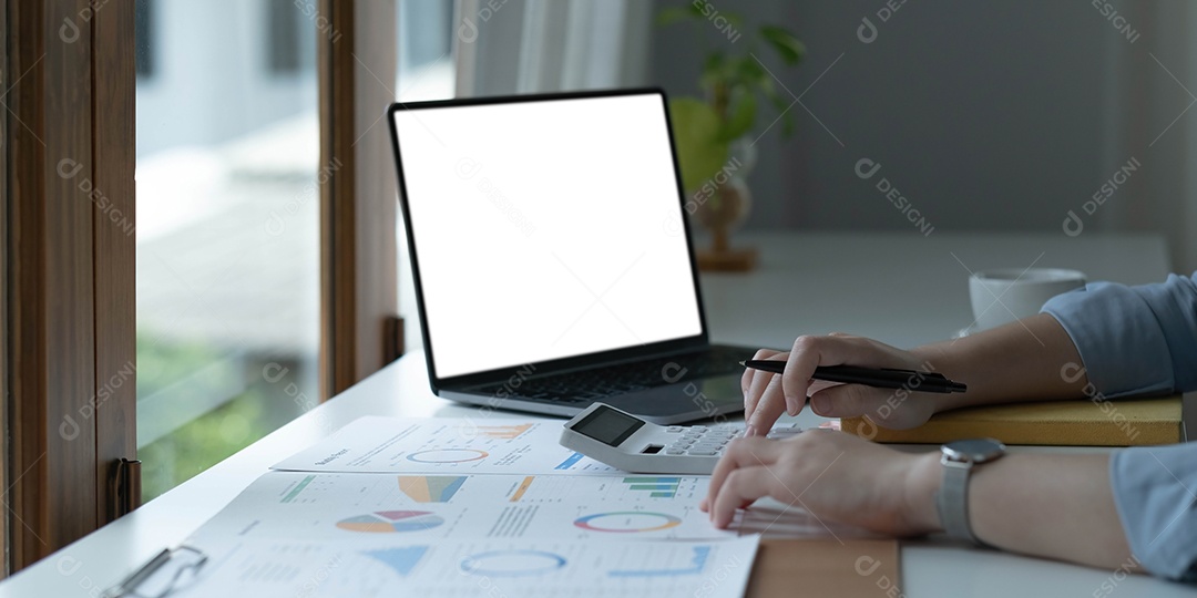 Garota em casa usa maquete de laptop. Tecnologia moderna no cotidiano