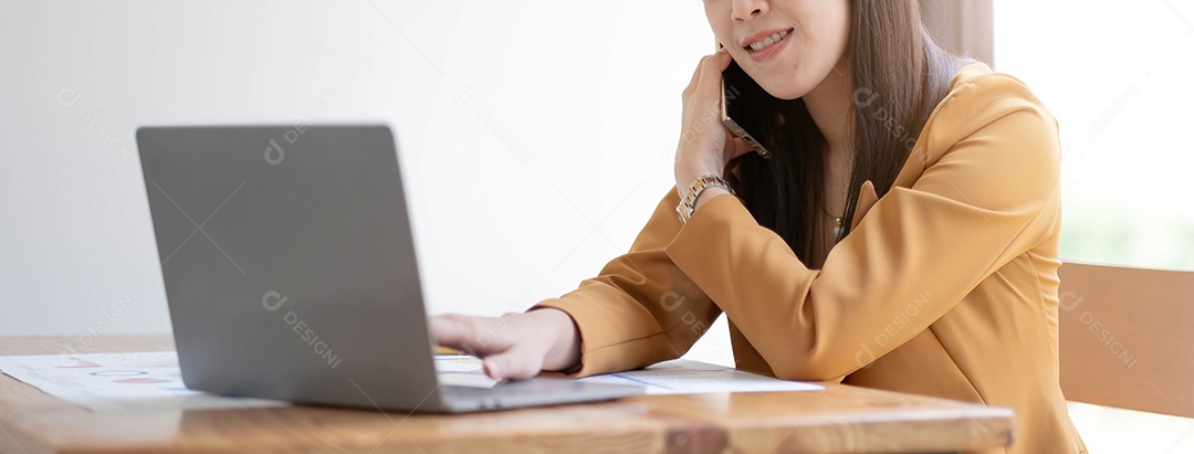 Equipe de funcionárias de empresárias jovens e felizes da Ásia