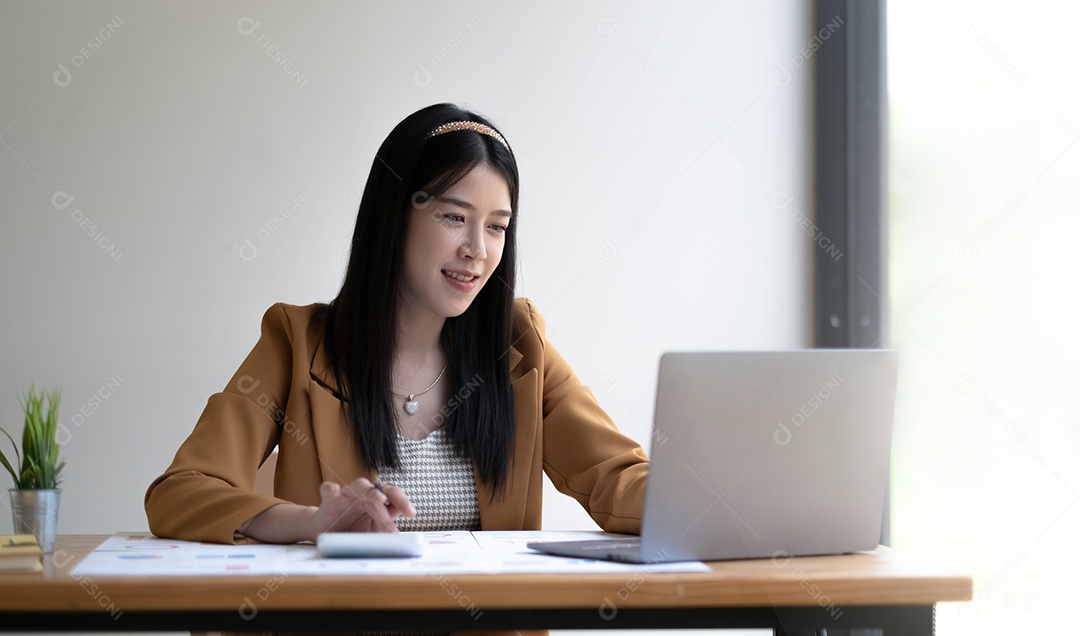 Retrato de mulher de negócios asiáticos pagando contas online com laptop
