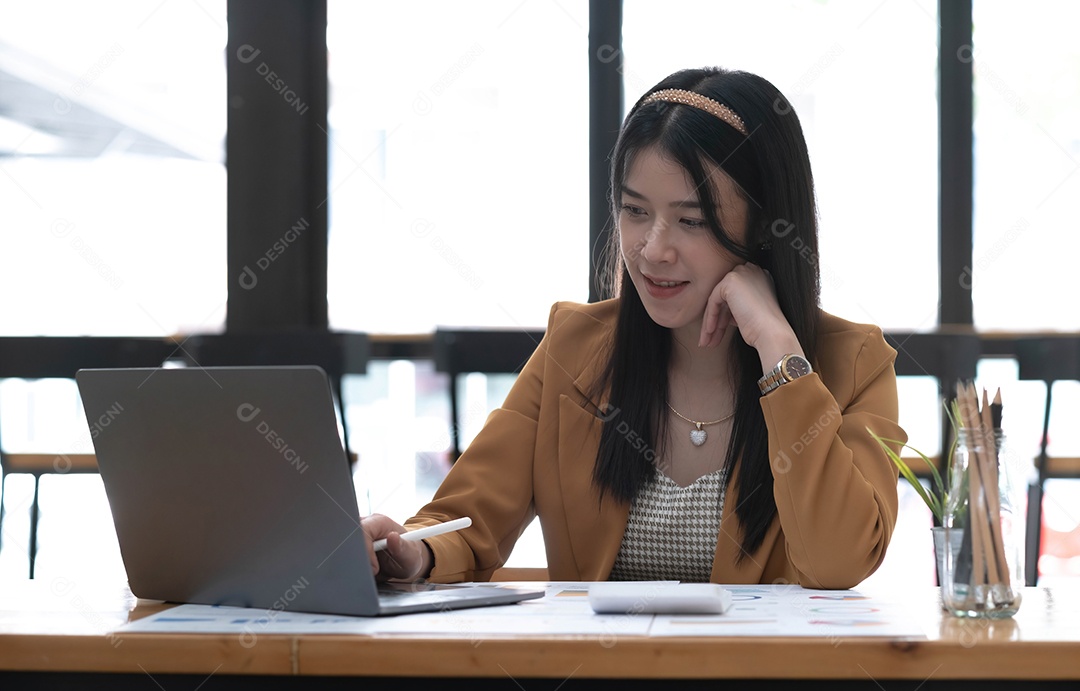 Retrato de uma bela mulher asiática de negócios sorridente trabalhando