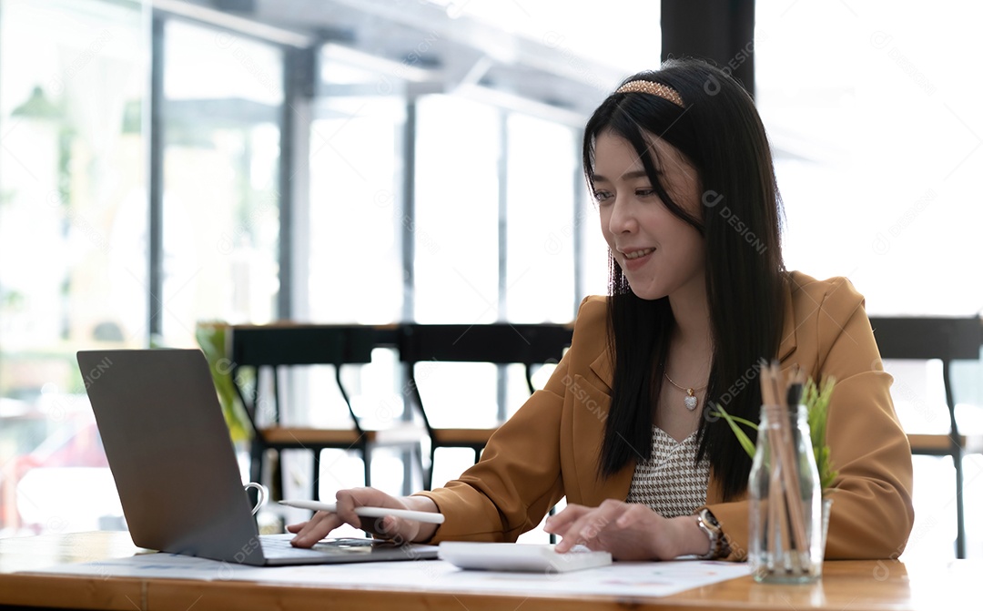 Mulheres de negócios usando calculadora para trabalhar com relatório financeiro