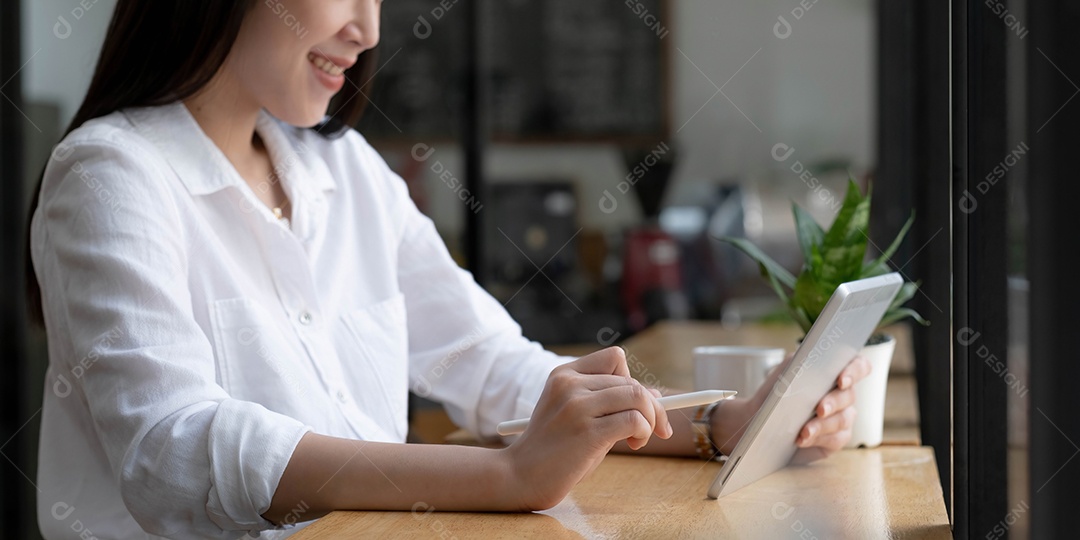 Linda jovem asiática ou estudante universitária