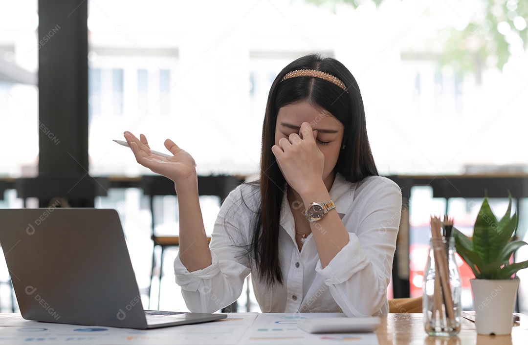 Empresária asiática milenar estressada ou funcionário de escritório