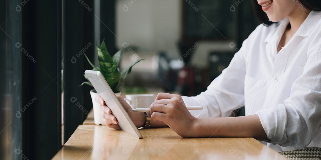 Linda jovem asiática ou estudante universitária