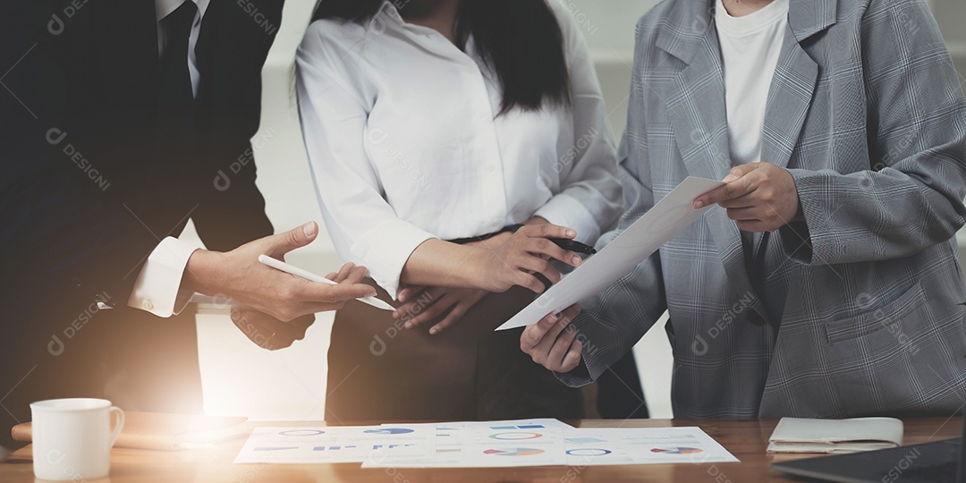 Diversos empresários cooperam para trabalhar juntos