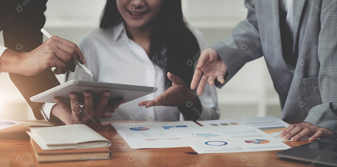 Equipe corporativa de negócios com gráfico e verificação e análise