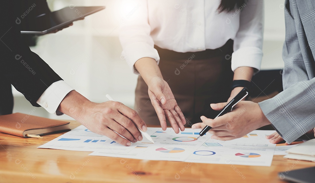 Equipe corporativa de negócios com gráfico