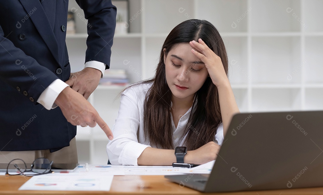 Frustrada e ocupada jovem empresária asiática