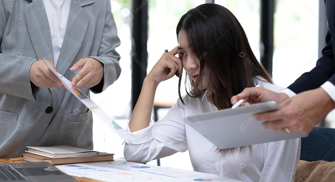 Linda empresária asiática milenar ou trabalho financeiro feminino