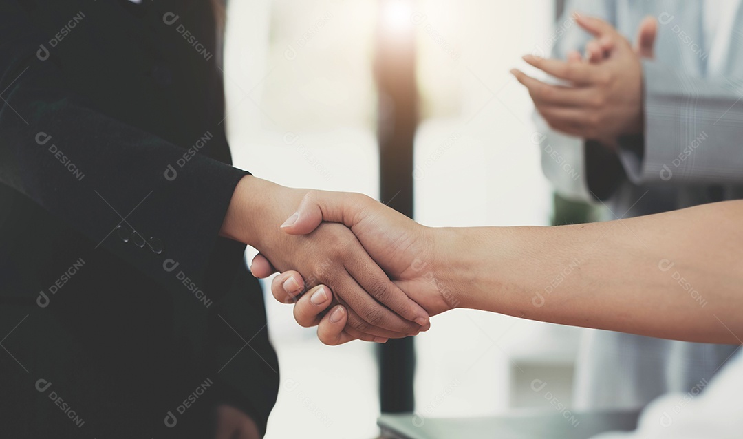 Imagem de aperto de mão de parceria de empresários bem-sucedidos