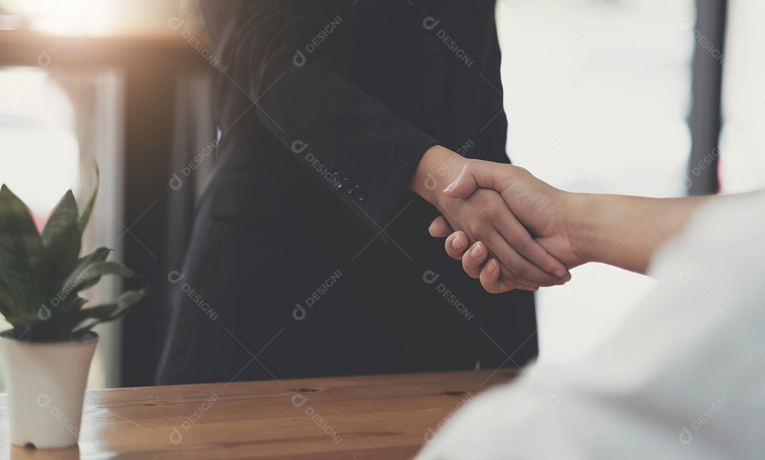 Imagem de aperto de mão de parceria de empresários bem-sucedidos