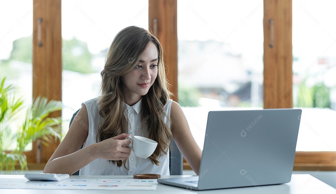 Retrato de uma bela jovem trabalhando no escritório.