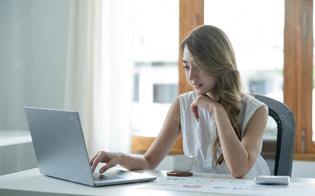 Mulher de negócios asiática sorridente sentada em um escritório moderno.