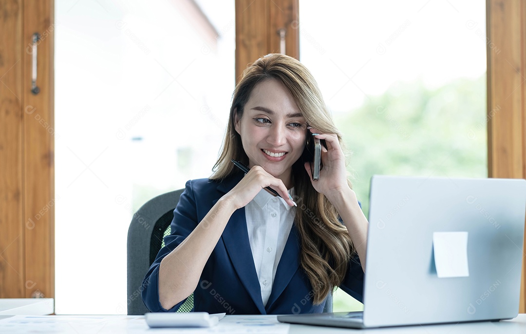 Bela jovem empresária asiática encantadora sorrindo e conversando