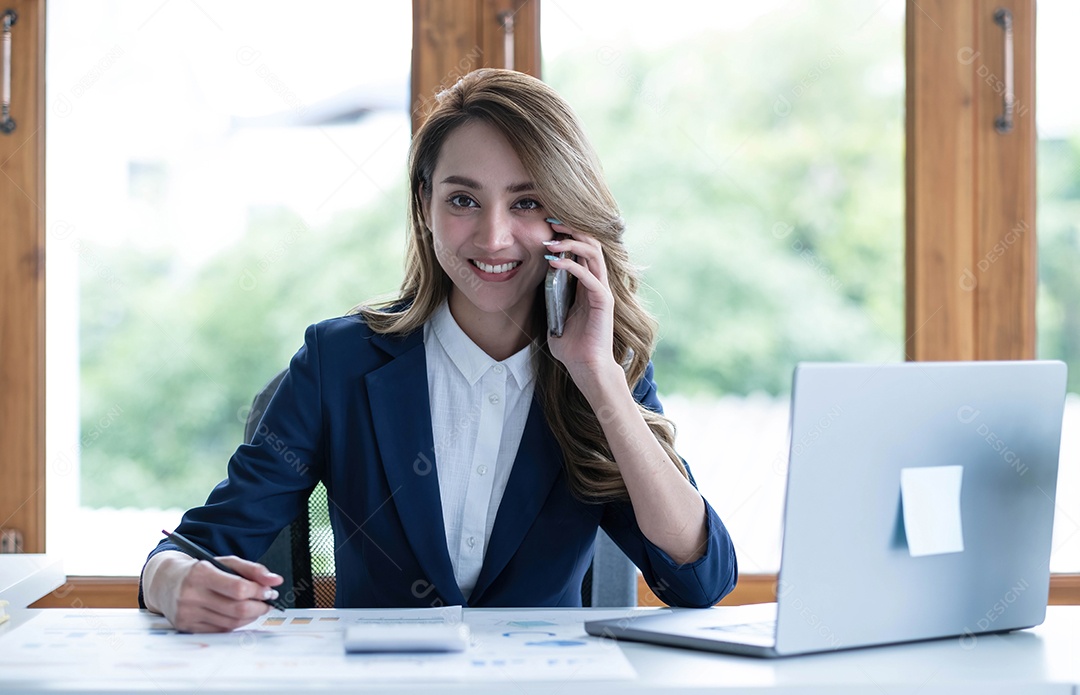Linda jovem empresária asiática encantadora sorrindo e falando no celular