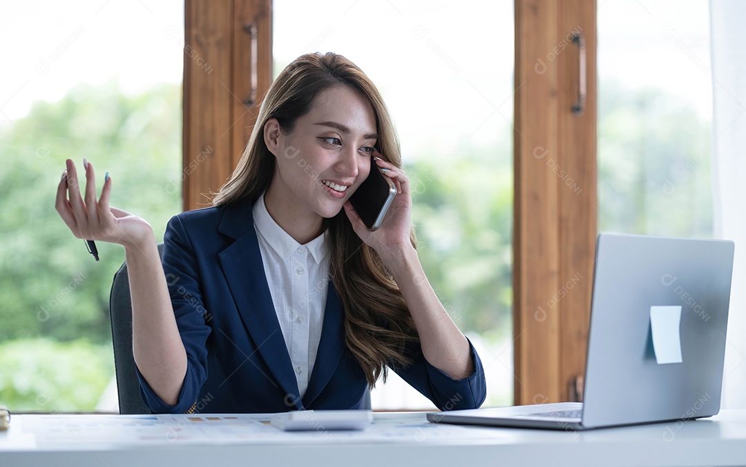 Bela jovem empresária asiática encantadora sorrindo e conversando