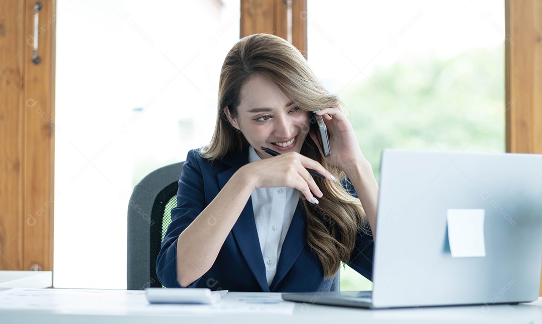 Bela jovem empresária asiática encantadora sorrindo e conversando