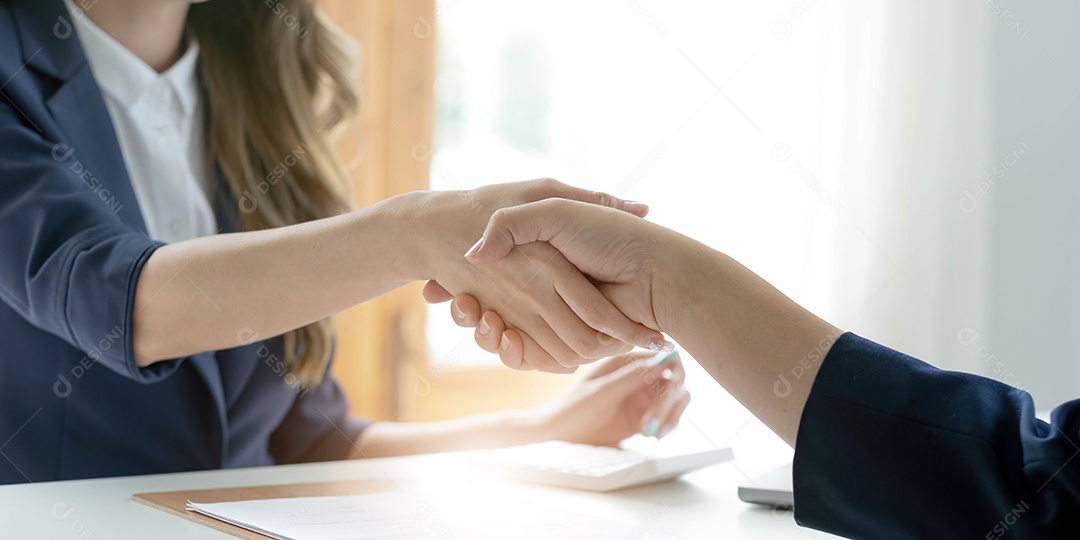 Detalhe da empresária feliz irreconhecível apertando as mãos